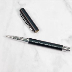 【團購商品，100支起做】北商大校名草寫輕巧原子筆_迷霧黑(手工盒需另加購)